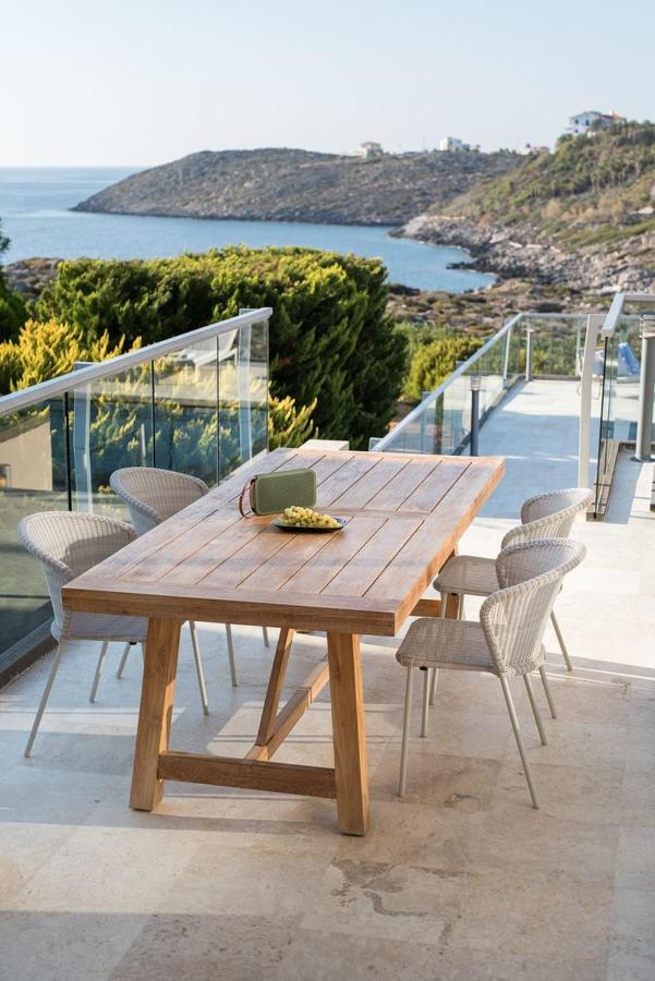 Magnifique Villa Avec Piscine Au Bord De Mer Horafákia Kültér fotó